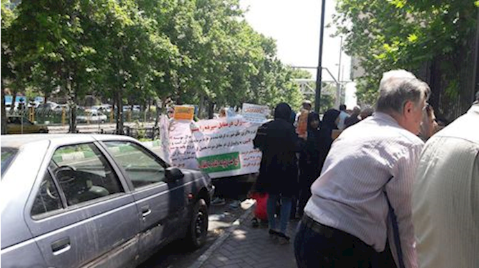 Caspian credit firm clients protesting outside the regime’s Central Bank – Tehran, Iran