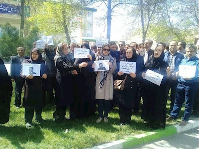 Ardebil: Teachers are holding placards showing solidarity with the nationwide teachers’ rally Ardebil: Teachers are holding placards showing solidarity with the nationwide teachers’ rally