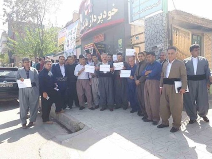 Javan-rood: Teachers are holding a protest rally Javan-rood: Teachers are holding a protest rally