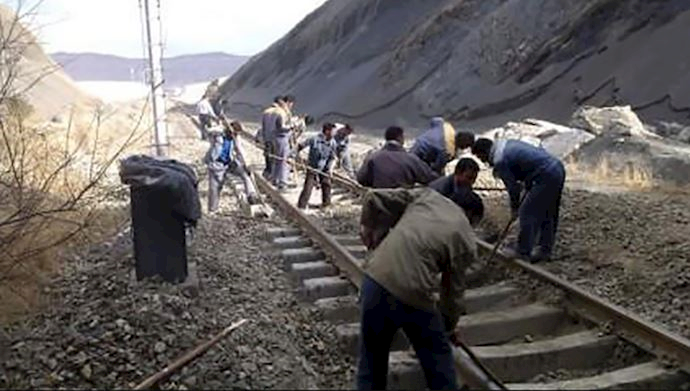 Rail workers protesting in Nourabad and Arak, Iran Rail workers protesting in Nourabad and Arak, Iran