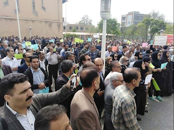 Kurdistan: hundreds of teachers took to the streets to demand their rights Kurdistan: hundreds of teachers took to the streets to demand their rights