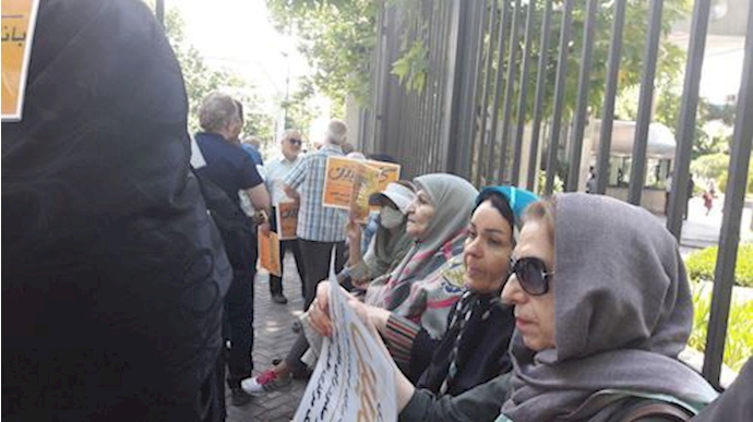 Caspian credit firm clients protesting outside the regime’s Central Bank – Tehran, Iran
