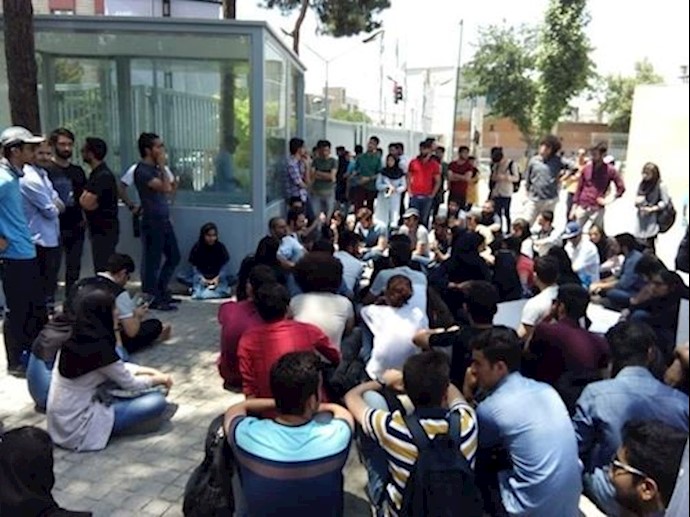 Science and Industry students stage a sit-in on campus – Tehran, Iran Science and Industry students stage a sit-in on campus – Tehran, Iran
