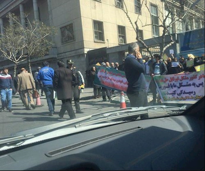 Plundered victims of the shadi’s Gold financial institutes are  protesting  