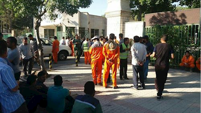 Municipality workers on strike in Kermanshah – June 23, 2019 Municipality workers on strike in Kermanshah – June 23, 2019