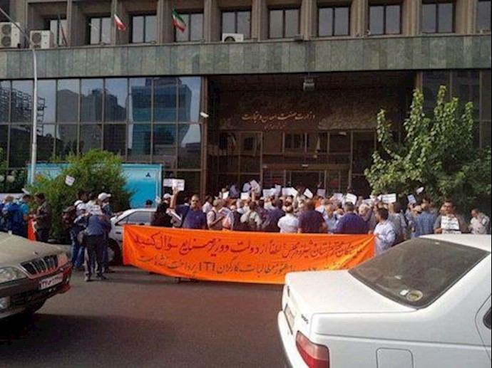 Shiraz Long Distance Communications Company retirees rally in Shiraz, southcentral Iran – July 22, 2019