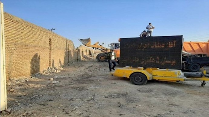 Members of the regime’s Revolutionary Guards attack people’s houses in the city of Chabahar, southeast Iran—October 7, 2020
