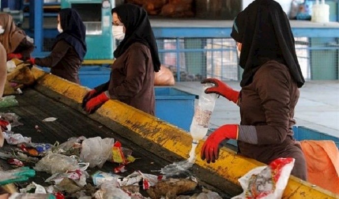 Women work as garbage collectors and sorters in Ahwaz Women work as garbage collectors and sorters in Ahwaz