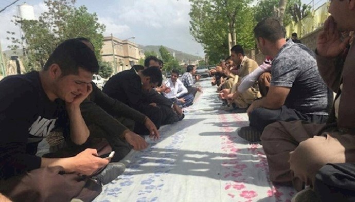 Storeowners in Baneh, western Iran, holding a gathering and protesting their poor economic conditions Storeowners in Baneh, western Iran, holding a gathering and protesting their poor economic conditions