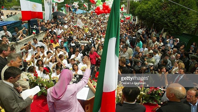 Maryam Rajavi, alongside the supporters of the Iranian Resistance in Auvers-sur-Oise, July 3, 2003.