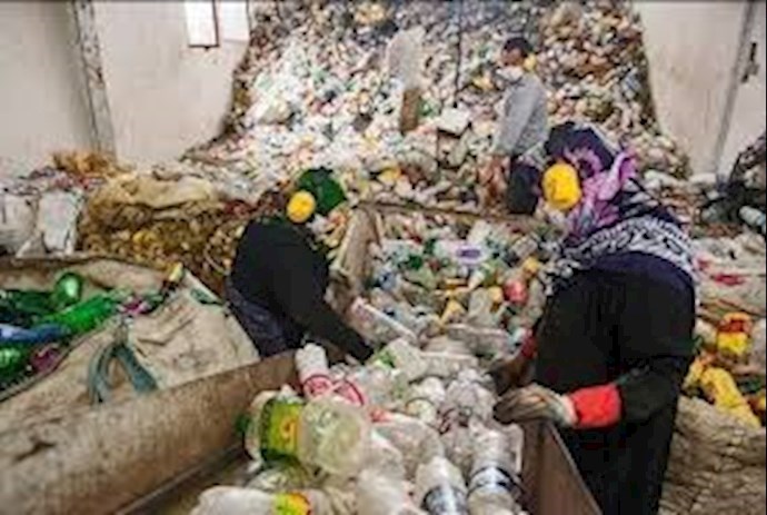 Workers of the Safireh waste site in Ahvaz Workers of the Safireh waste site in Ahvaz