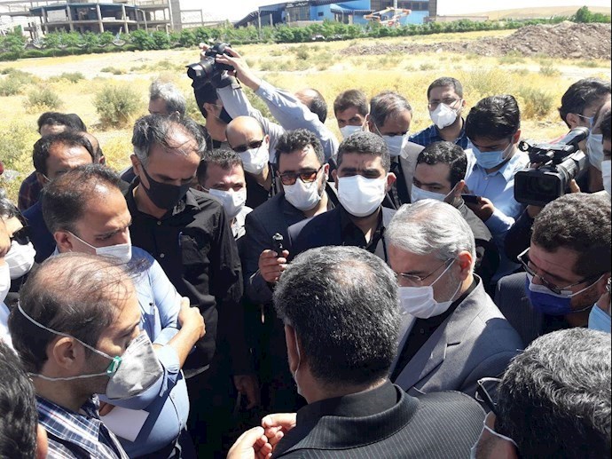 Workers of the Qazvin Counter Manufacturing Plant voicing their demands to Mohammad Bagher Nobakht, head of the regime’s Budget and Planning Organization—August 24, 2020