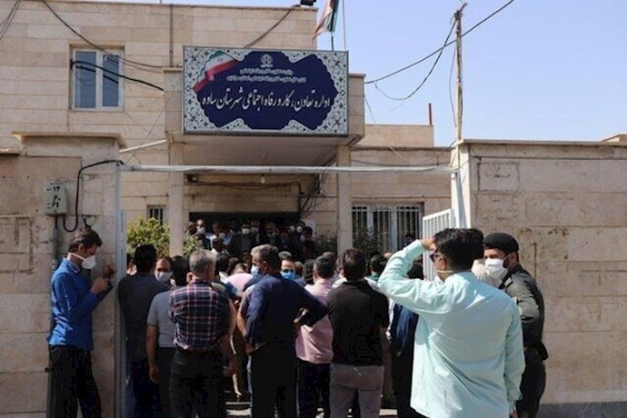 Protest rally by workers of the Saveh Profile Company in front of the regimes Labor Department in the city Saveh